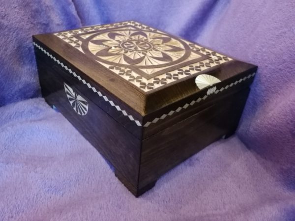 Big wooden box 20x16x9, carved, rosewood color, picture 2